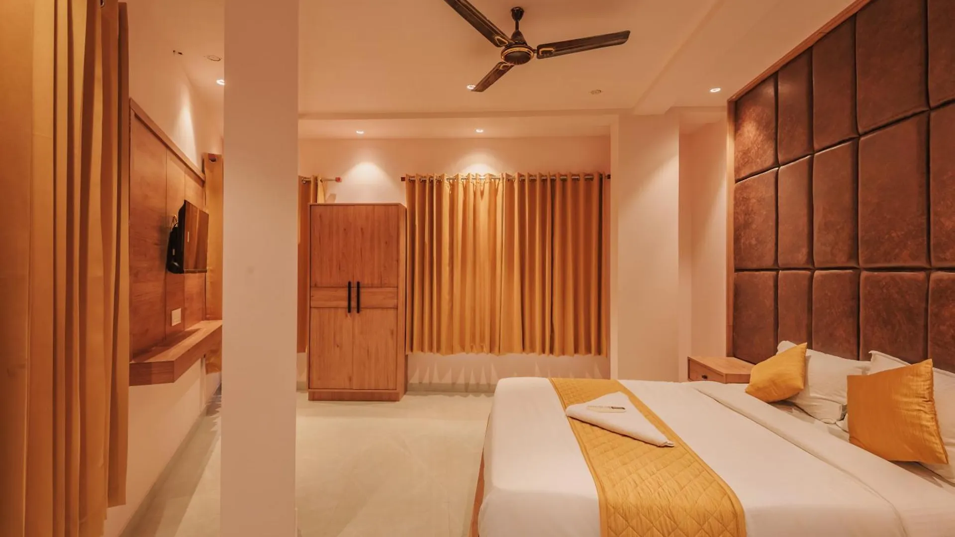 Hotel Beverly Palace Kozhikode - Hotel And Restaurant