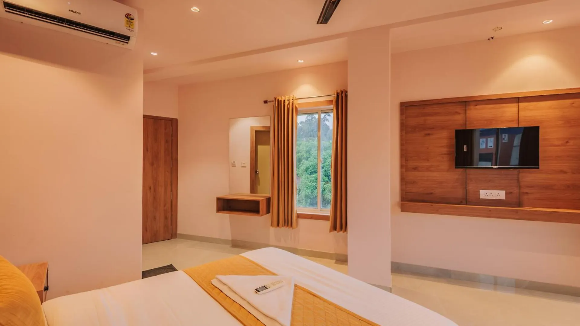 Hotel Beverly Palace Kozhikode - Hotel And Restaurant Indie
